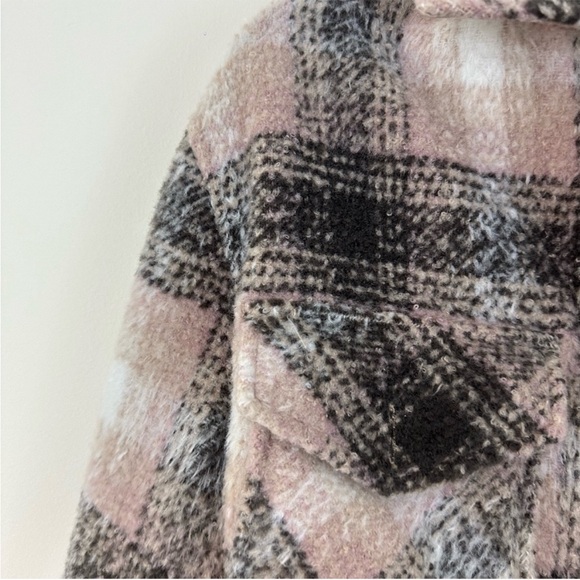 Evereve Polly Plaid Teddy Jacket in Black, Pink  and Cream.  Size Small - Picture 3 of 6